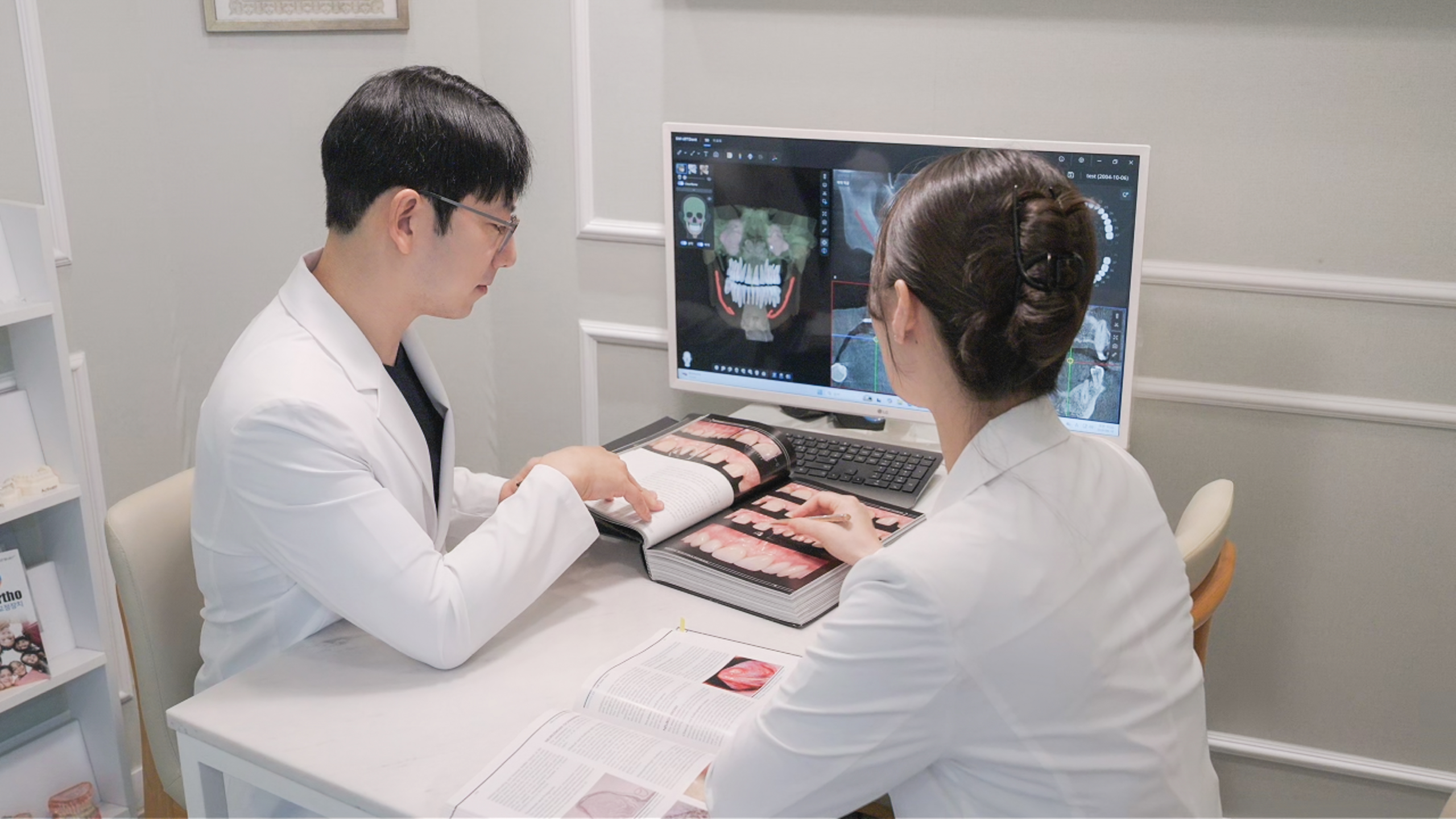 진료 기록을 함께 살펴보는 더채움치과 김경록 원장과 김난희 원장