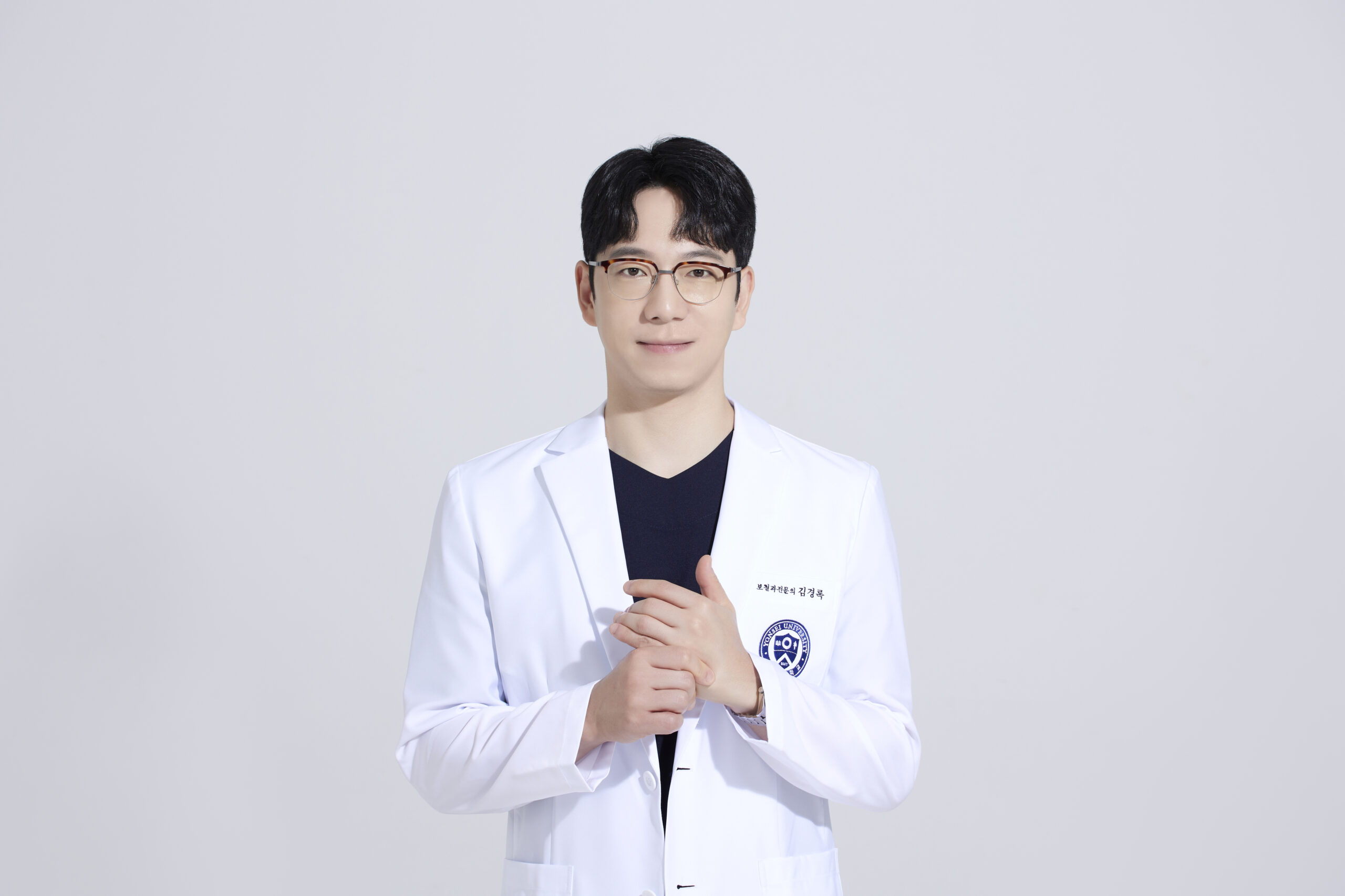 흰 진료복을 입은 더채움치과 김경록 원장