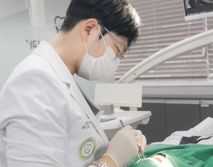 진료 중인 치과보철과 전문의 김경록 원장